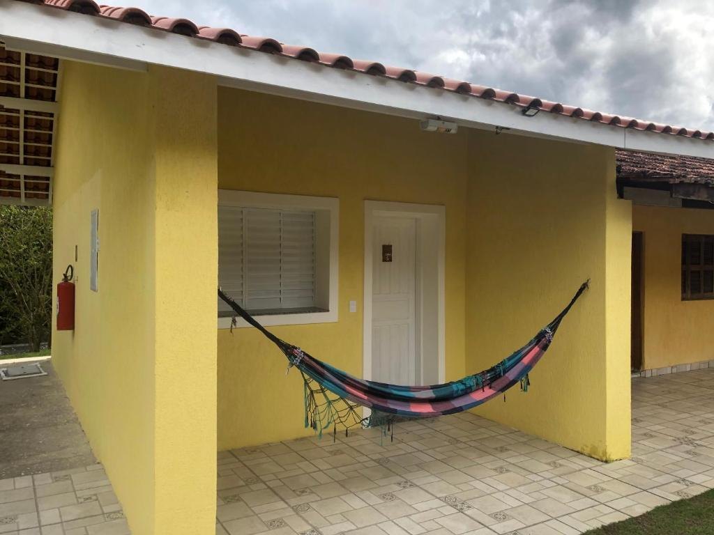 Varanda de uma das unidades com rede colorida